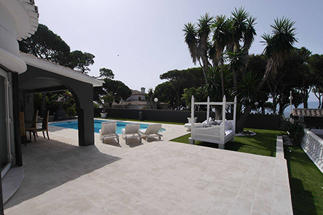 image of terrace detached beachside villa in Cabopino