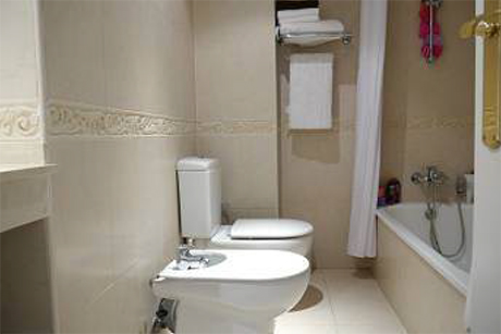 house for sale in cabopino bathroom image