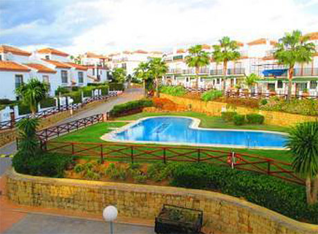 Lomas de cabopino | 3 bed corner townhouse for sale view to swimming pool