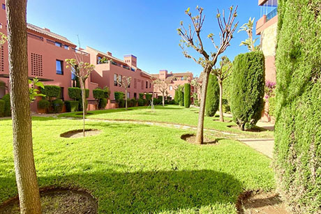 Elegant apartment for sale in Cascadas de Calahonda, close to amenities