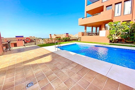 Apartment for sale with modern interiors in Cascadas de Calahonda
