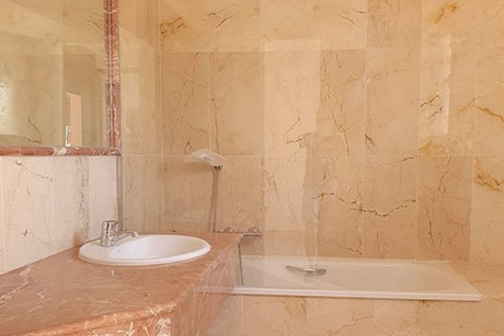 Spacious apartment for sale with sea views in Cascadas de Calahonda