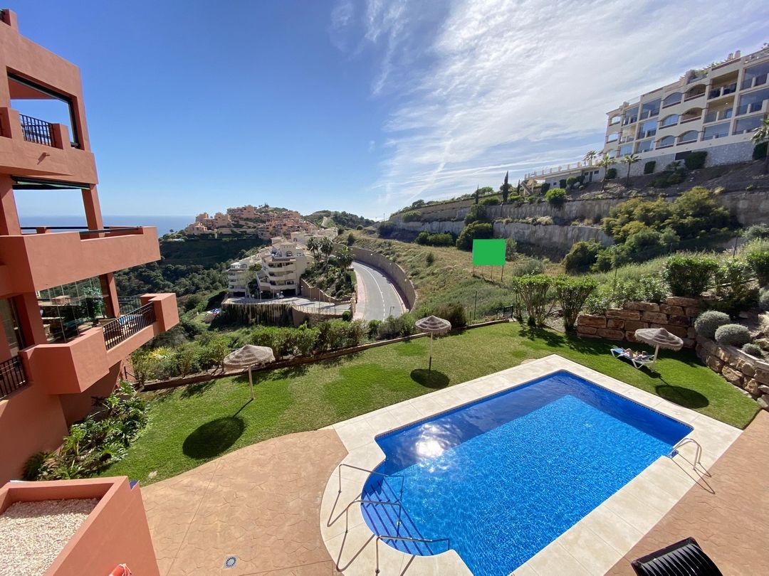 Apartment with fabulous views in Cascadas de Calahonda