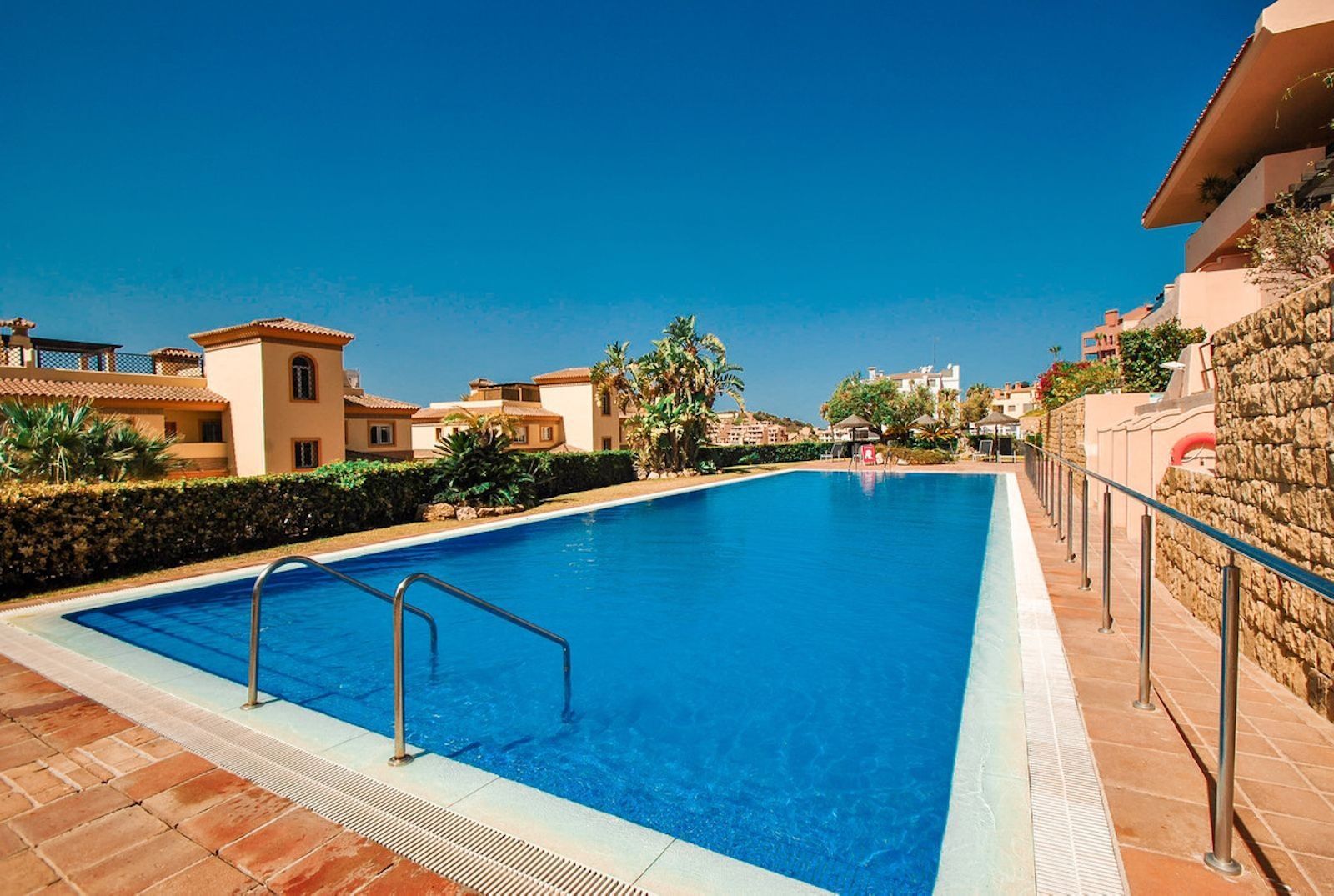 Luxurious 3-bedroom apartment for sale in Cascadas de Calahonda