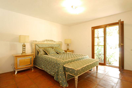 bedroom pic beachside villa in east marbella