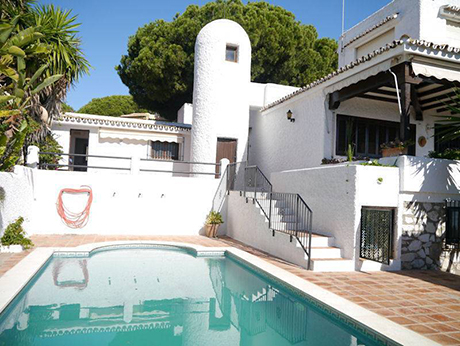 private swimming pool beach villa in cabopino for sale