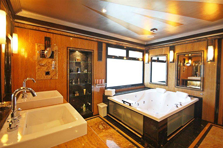 bathroom pic beachside villa in cabopino for sale