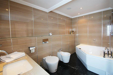 bathroom 2 pic beachside villa in cabopino for sale