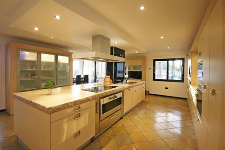 kitchen image beachside villa in cabopino for sale