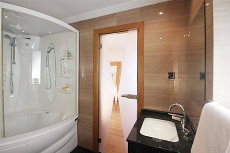 other bathroom pic beachside villa in cabopino for sale