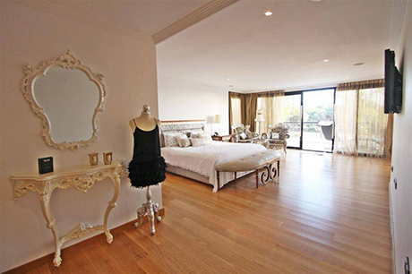 beachside villa in cabopino for sale bedroom pic