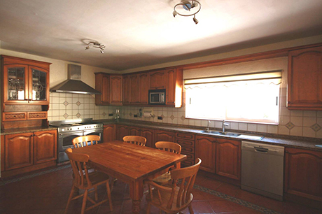 rustic villa in cabopino for sale - kitchen image
