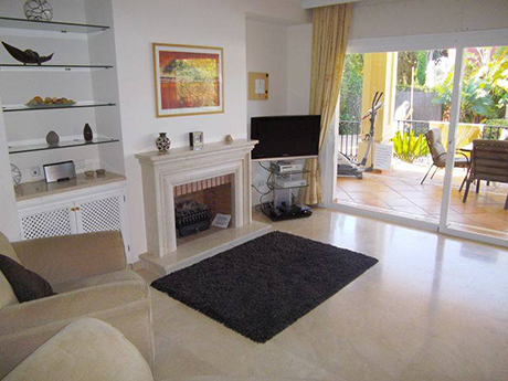 beachside villa in cabopino - living room