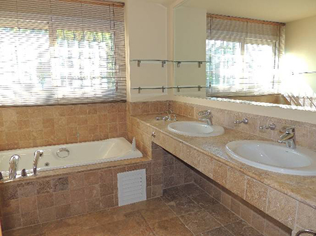 bathroom image luxurious villa in cabopino