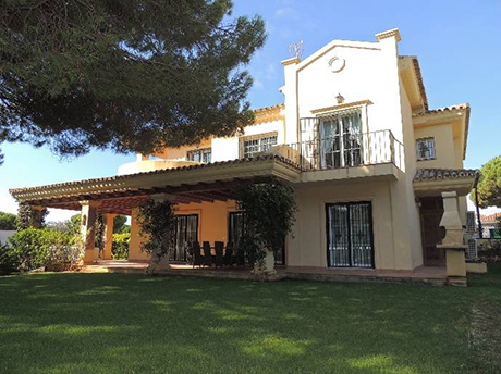 outside view luxurious villa in cabopino