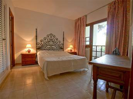 other bed pic First line beach apartment in Cabopino Port