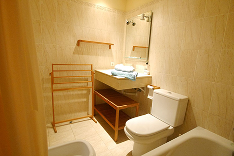 en suite bathroom image great apartment in calahonda