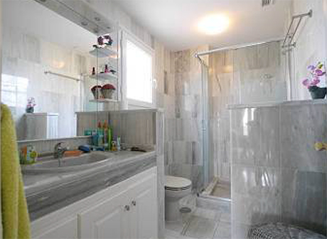 las mimosas cabopino penthouse bathroom image