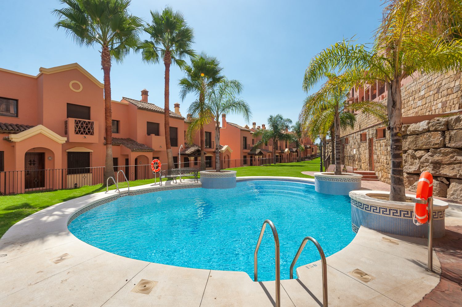 image of pool golf townhouses near Marbella