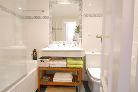 St Andrews Port Cabopino features bathroom